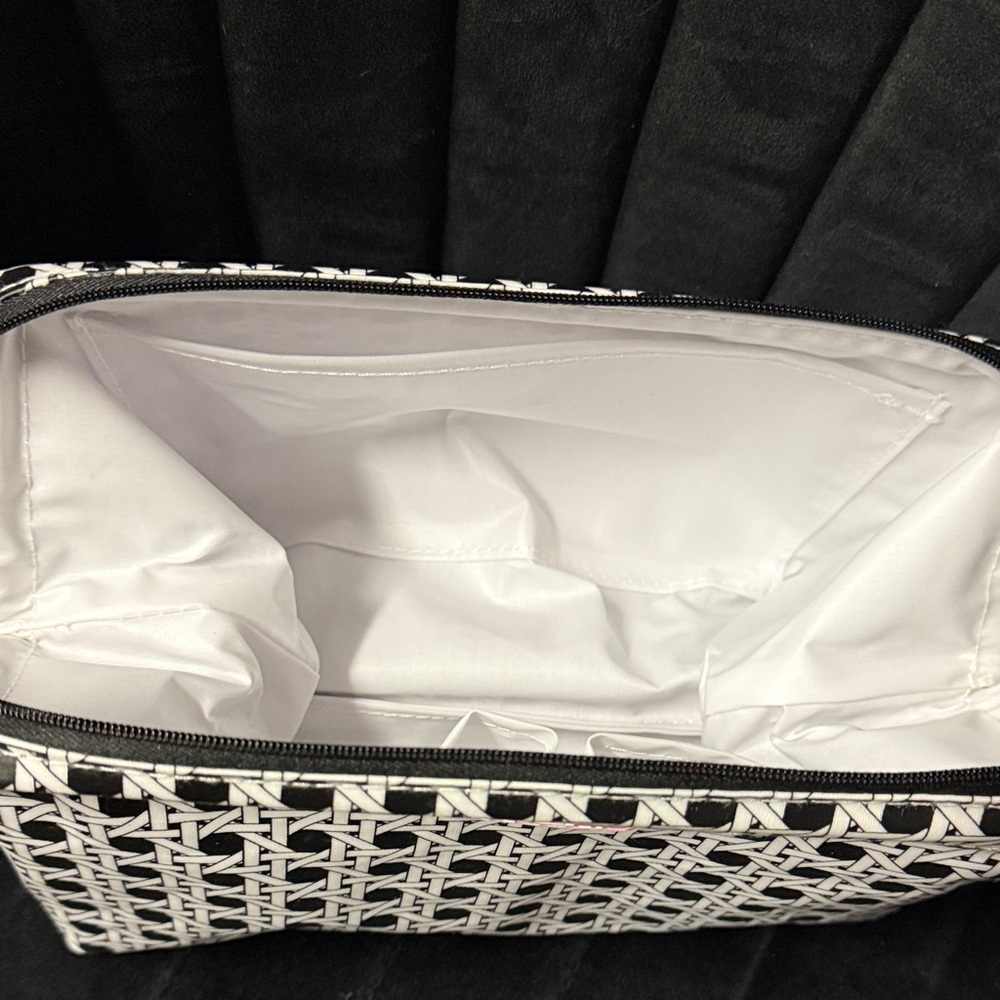 New NWT Scout Cane Fonda Big Mouth Toiletry Bag Black and White Geometric - Picture 4 of 5